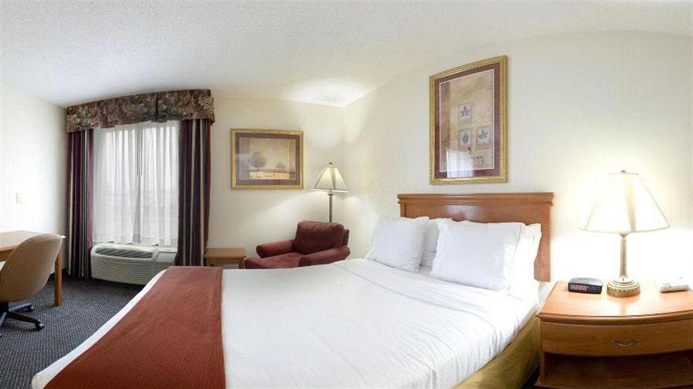 Holiday Inn Express Hotel & Suites Petersburg/Dinwiddie By Ihg Exterior photo