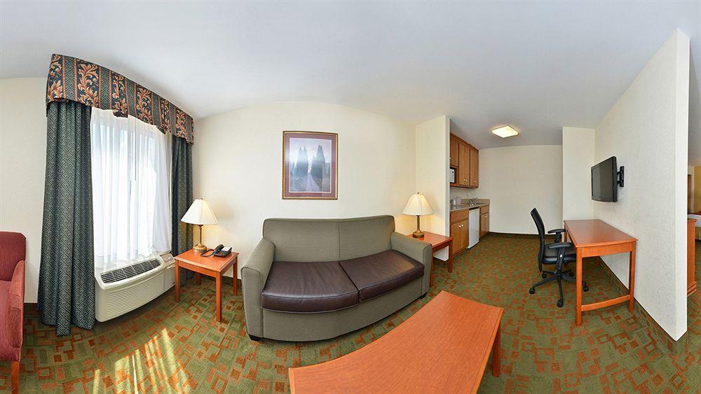 Holiday Inn Express Hotel & Suites Petersburg/Dinwiddie By Ihg Exterior photo
